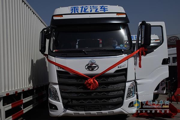 乘龙4×2版H7白色牵引车