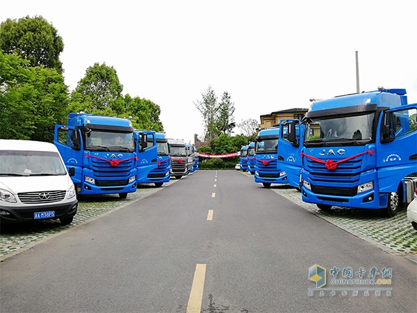 交付的8台格尔发卡车全部采用中通标准色蓝色