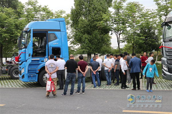 现场用户参观展车