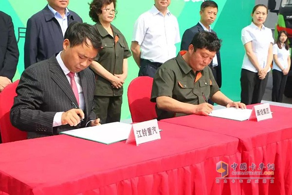 江铃重汽总经理吴晓军和康培集团董事长康伟签署战略合作协议