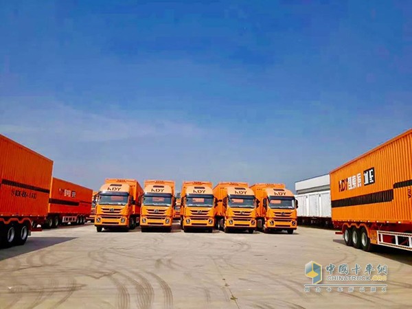 红岩杰狮飞翼车