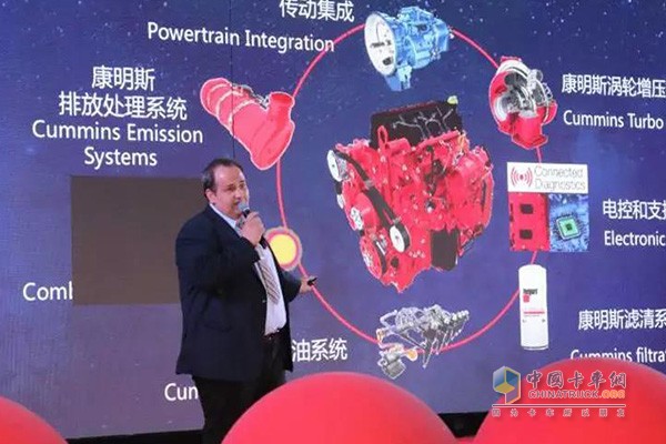 　　康明斯中国区ISF平台总工程师 Christos 介绍ISF发动机的优势