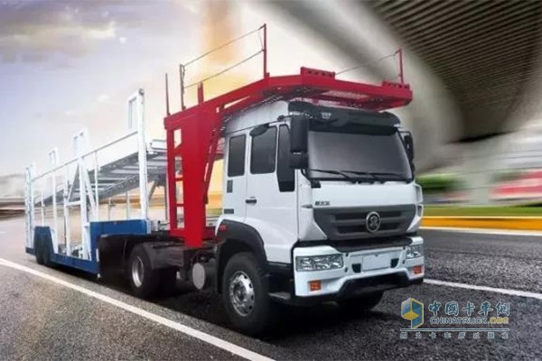 新斯太尔M5G 4X2中置轴运轿车