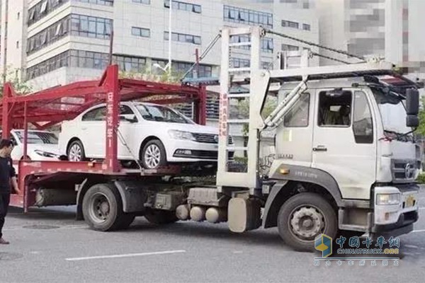 新斯太尔M5G 4X2中置轴运轿车