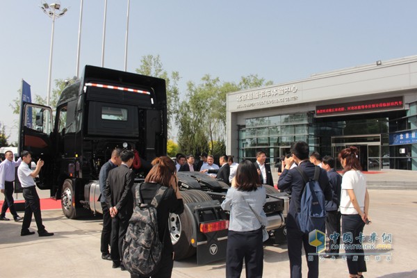 与会人员围观欧曼EST-A超级卡车