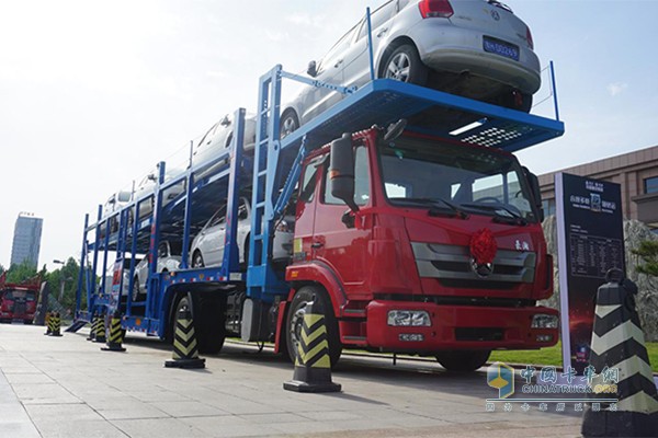 中国重汽豪瀚轿运车产品装载展示