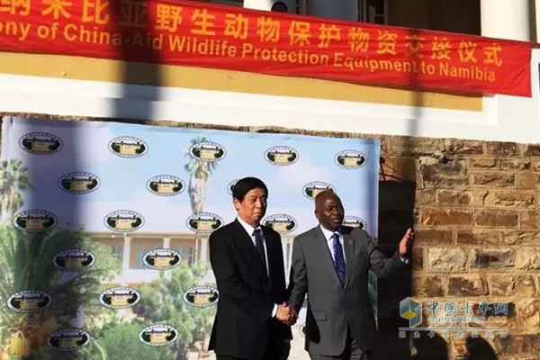 中国全国人大常委会委员长栗战书和纳米比亚国民议会议长卡维维共同出席了中方援纳野生动物保护物资交接仪式
