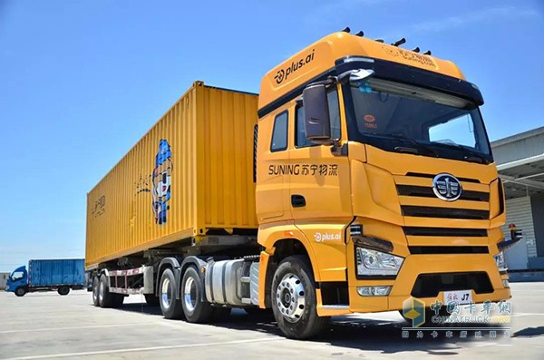 “行龙一号”是全球首辆物流无人重型卡车