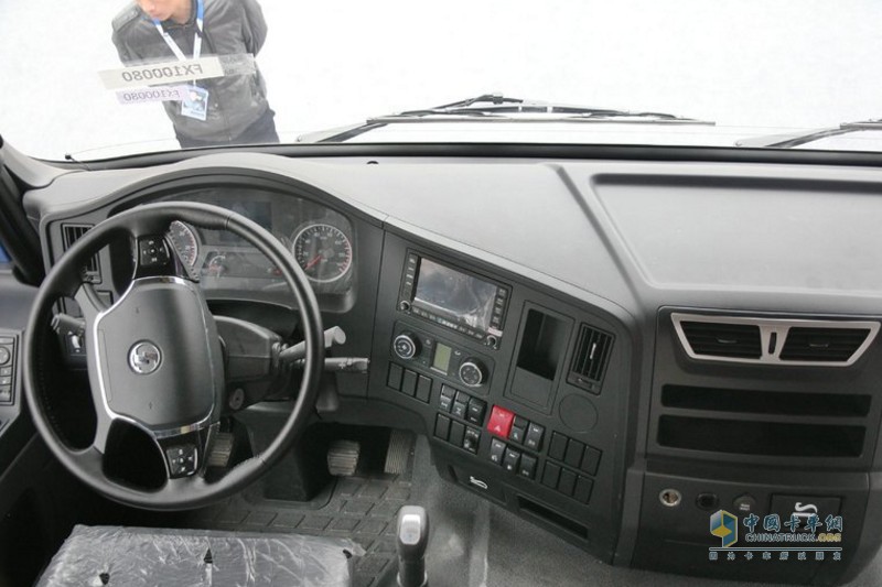 驾驶室各功能键位置分布合理，使用方便