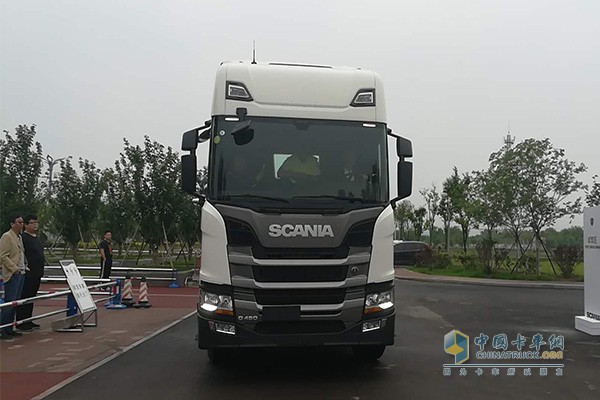 全新一代斯堪尼亚G450参加济南路演试驾