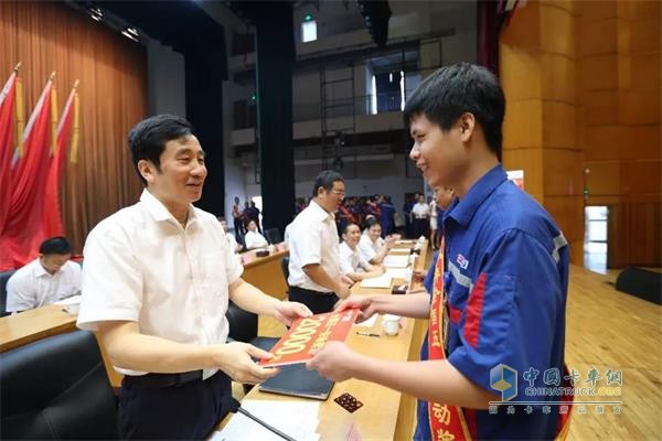 玉柴集团董事局主席晏平为获奖者颁奖