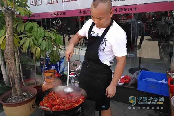 厨师正在店外烹饪小龙虾