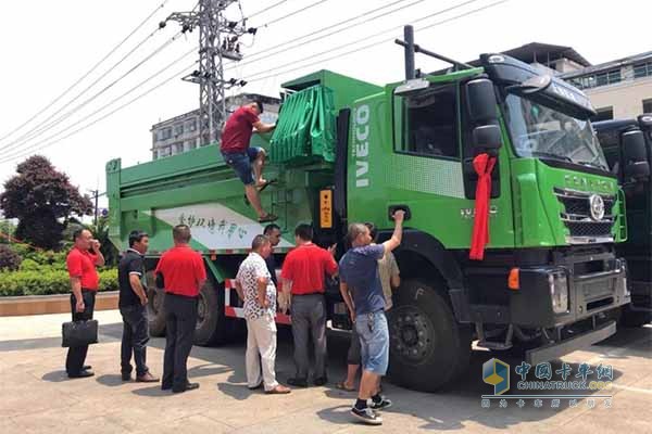 客户体验上汽红岩城市智能渣土车