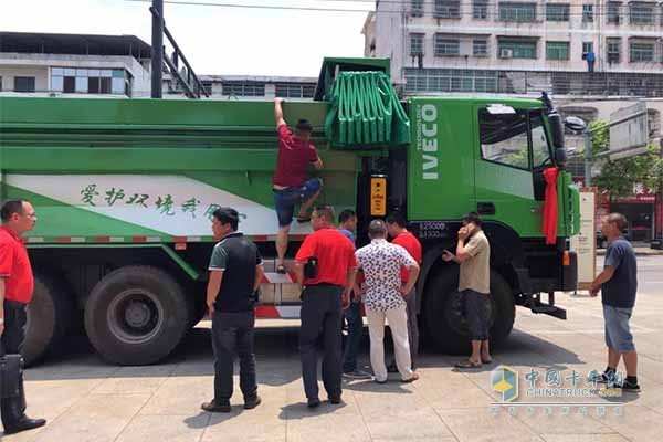 客户体验上汽红岩城市智能渣土车