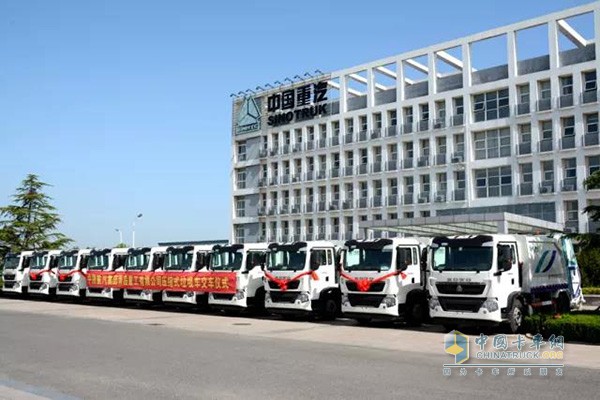 中国重汽集团青岛重工两批次压缩式垃圾车顺利交付青岛环卫