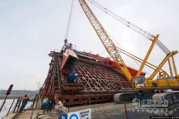 3台徐工150吨履带吊参与新西伯利亚第三大公路桥建设项目
