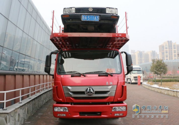中国重汽豪瀚J5G中置轴轿运车
