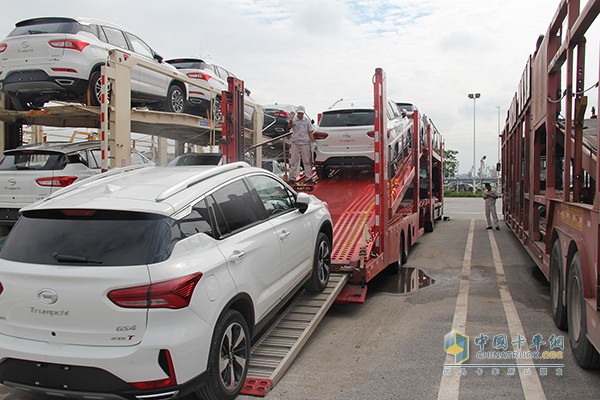 一台台“小白”正在装车