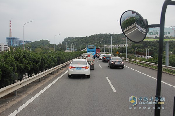 行驶到汕头礐石大桥时，遭遇高速严重拥堵