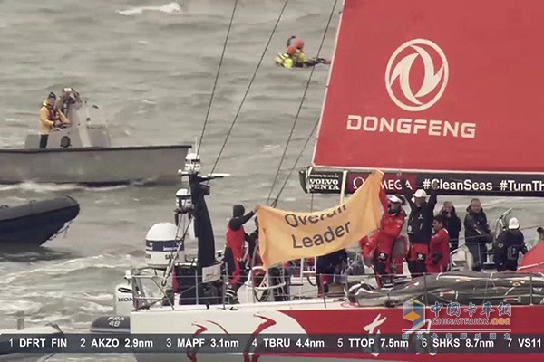 “东风号”赛船船员庆祝获得总冠军
