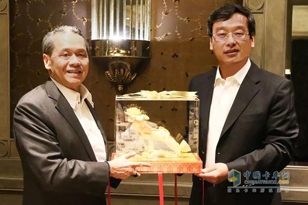 王锋董事长与开泰银行董事长兼CEO Mr. Banthoon Lamsam交换礼品