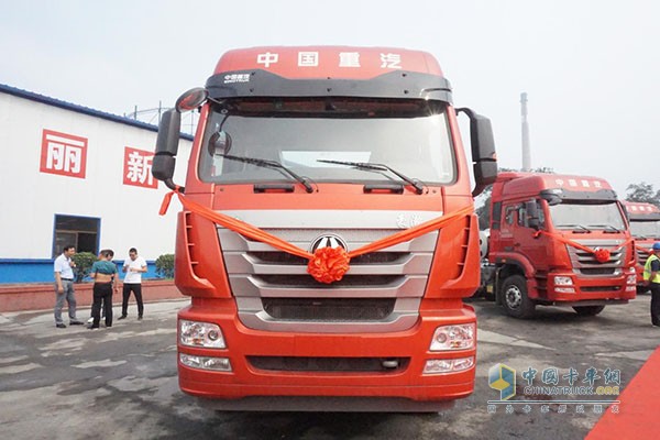 中国重汽豪瀚J7G天然气牵引车