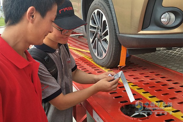 工作人员通过用尺子测量油位的方式精确加注燃油