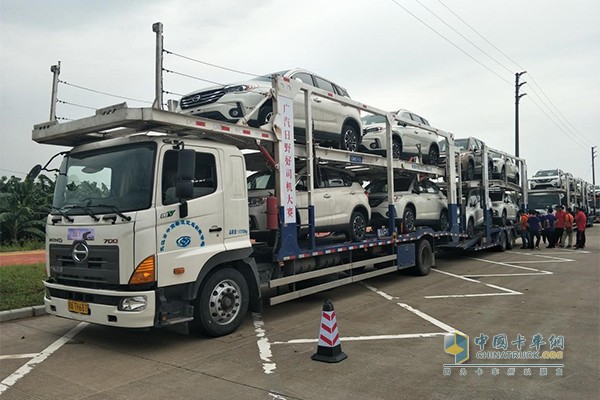 广汽日野700系列4X2中置轴轿运车