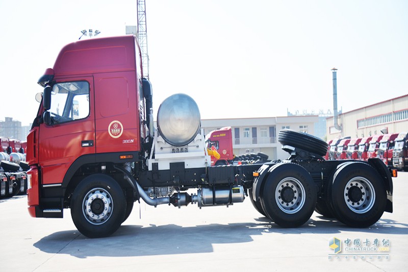 大运重卡 新N8E 6×4 380/400马力LNG系列牵引车