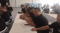 积极讨论的车手