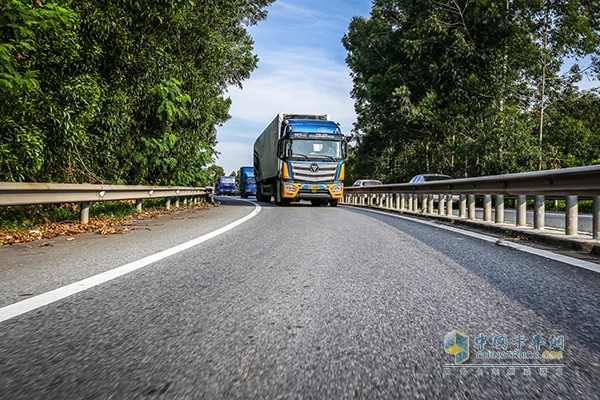 正在进行道路实况赛的欧曼EST超级卡车