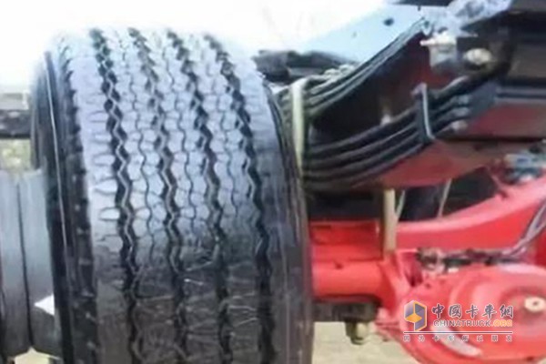 东风中卡D12采用真空胎