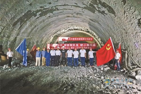 东格高速公路达朵隧道右线贯通