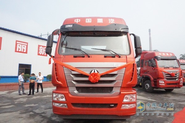 中国重汽豪瀚J7G天然气牵引车