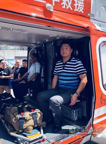 现场嘉宾体验陕汽重卡的救援直升机服务