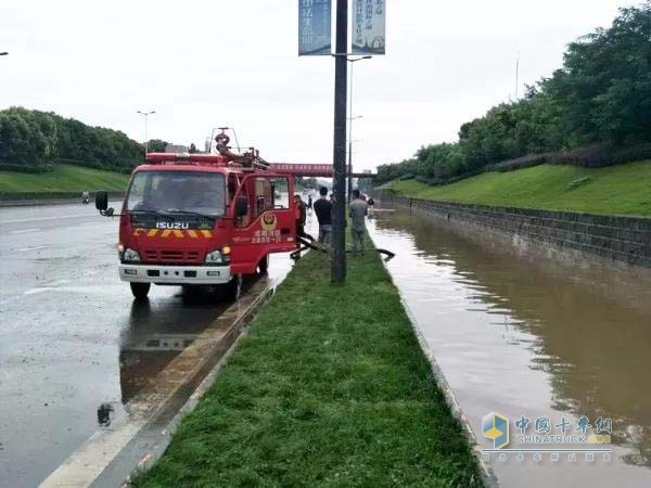 抗洪现场的庆铃五十铃消防车