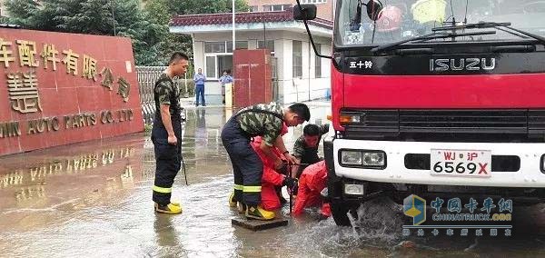 紧急抢修的消防队员