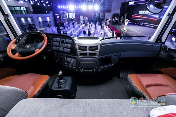 欧曼EST超级卡车宽敞舒适的驾驶室