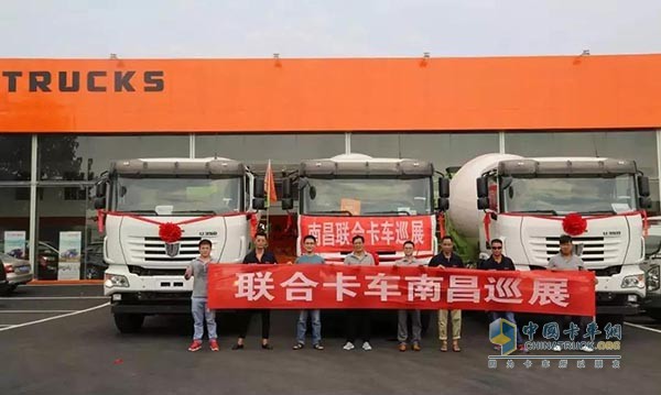 万斌(左起第四位)与联合卡车闽赣省区工作人员