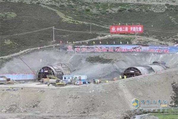 林拉高等级公路米拉山隧道建设者在庆祝隧道贯通