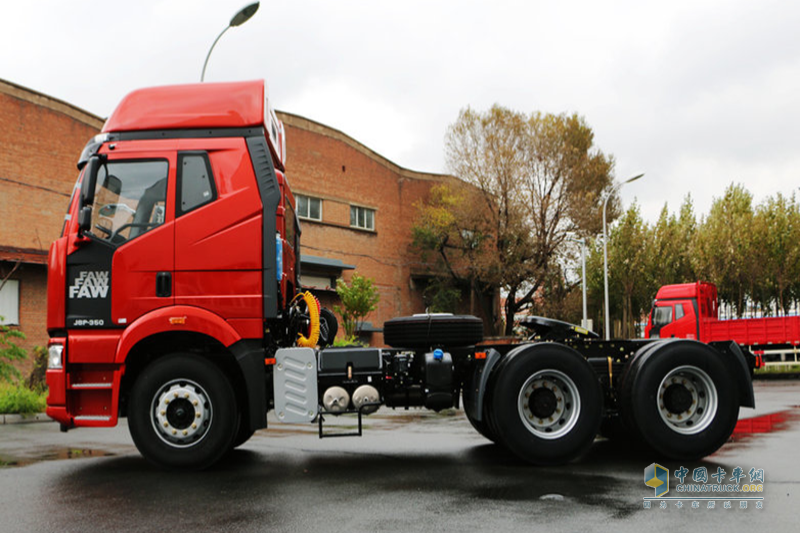 一汽解放 J6P重卡 轻量化版 350马力 6X4牵引车