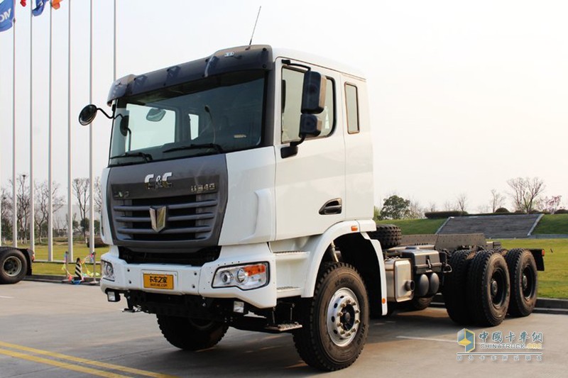 联合卡车 超短轴距 8×4 LNG 城市渣土自卸车