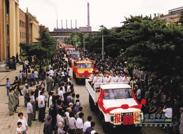 1986年7月15日，第二代解放卡车CA141成功实现了换型转产