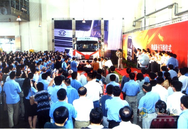 2004年7月15日，解放第五代产品奥威重卡下线