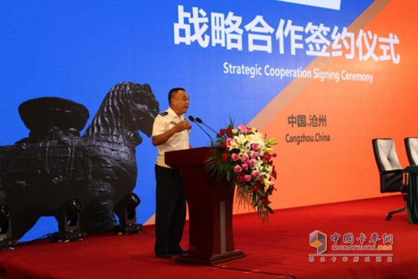 北京警察学院柳实教授现场讲解了轮胎爆胎的危险性，并体验了蒂龙爆胎应急安全技术和产品提供的防护保障