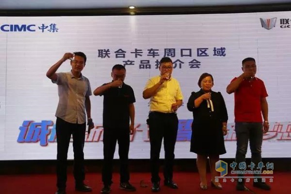 从左至右分别为：联合动力区域经理张超