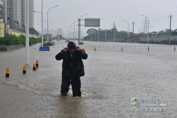 台风入侵粤海造成交通不便