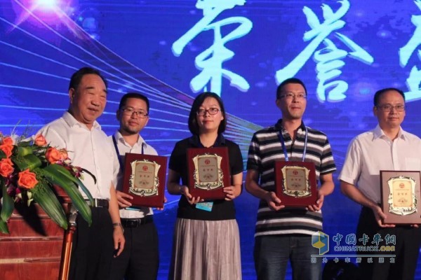 联合卡车营销公司市场部副经理王盼(左三)领取中国物流技术装备智能卡车“金智奖”