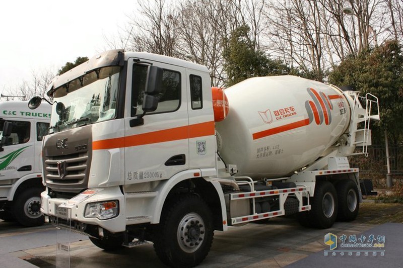 联合卡车U350 350马力 6X4 混凝土搅拌车底盘 