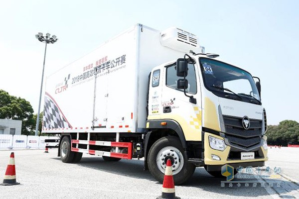 进行场地操控赛的欧马可 S5 超级中卡冷藏车
